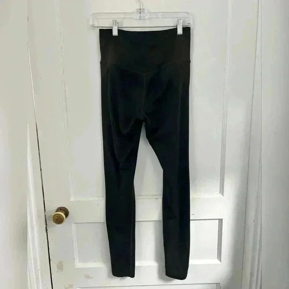 Girlfriend Collective
Compressive High Waisted Legging - Black Size M - Picture 5 of 5